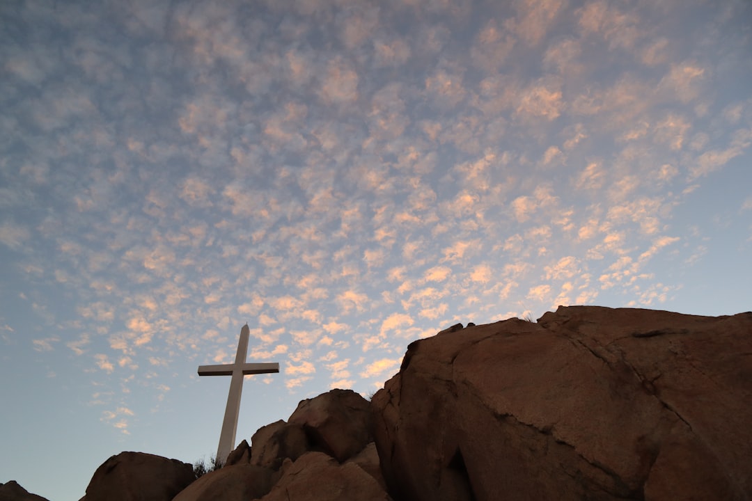 INRI: Die Buchstaben über dem Kreuz und ihre Bedeutung